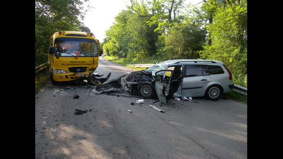 Училищен автобус и кола катастрофираха край Кубрат