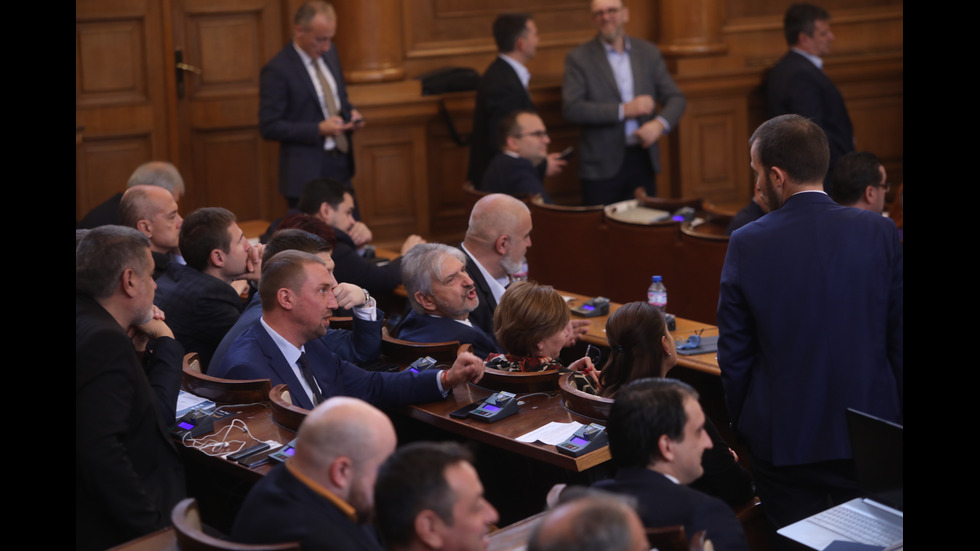 Скандал в парламента, отстраниха депутат от ПП от пленарната зала