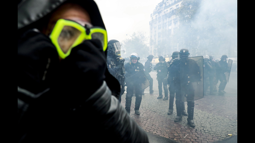 Задържаха 24 души на протеста на „жълтите жилетки” в Париж