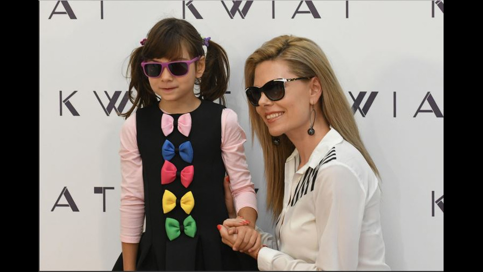 Деси Банова и дъщеря ѝ с фотосесия за списание