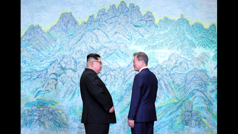 ИСТОРИЧЕСКА СРЕЩА: Лидерите на двете Кореи си стиснаха ръцете