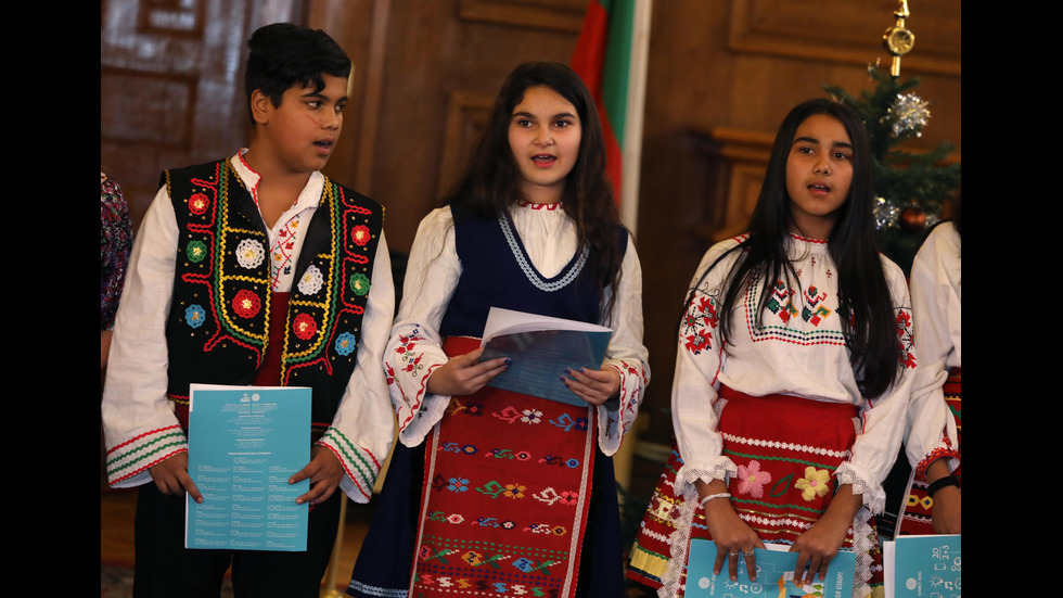 Ученици от ромски произход поздравиха министър Каракачанов с Васильовден
