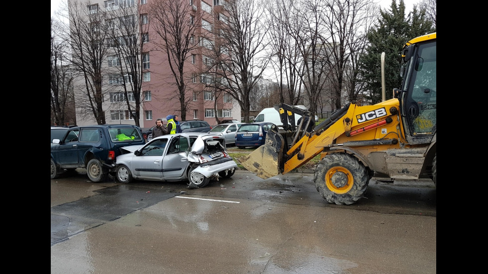 Багер и 7 коли се удариха на бул. "Христо Смирненски" във Варна