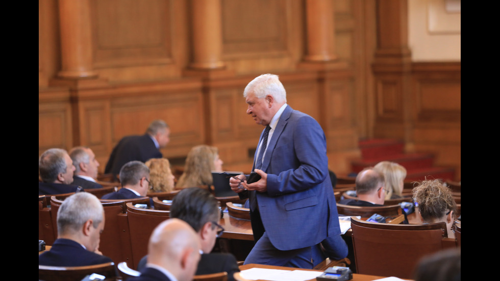 Парламентът обсъжда вота на недоверие към кабинета "Петков"