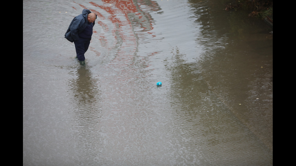 Наводнено кръстовище спря движението на няколко трамвайни линии в София