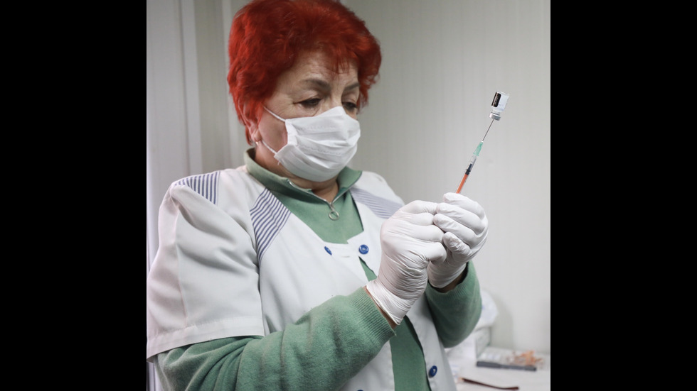Започна масовата ваксинация на педагозите в българските училища