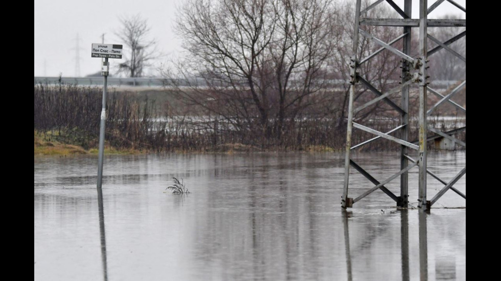 Стадионът в Требич е наводнен от пороите