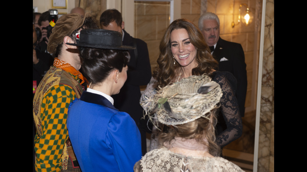 Херцогиня Кейт сияе в черна дантелена рокля, спираща дъха.