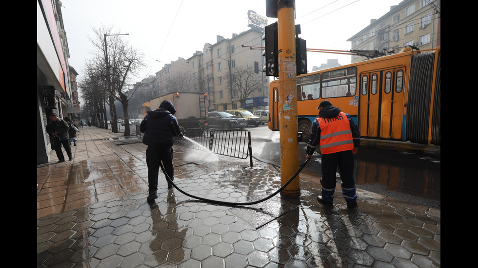 Започна миенето на улици и булеварди в София