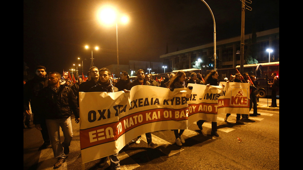 СБЛЪСЪЦИ В АТИНА: Полицията разпръсна протестиращите с водни струи