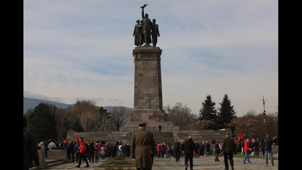 Протест в защита на Паметника на Съветската армия в София