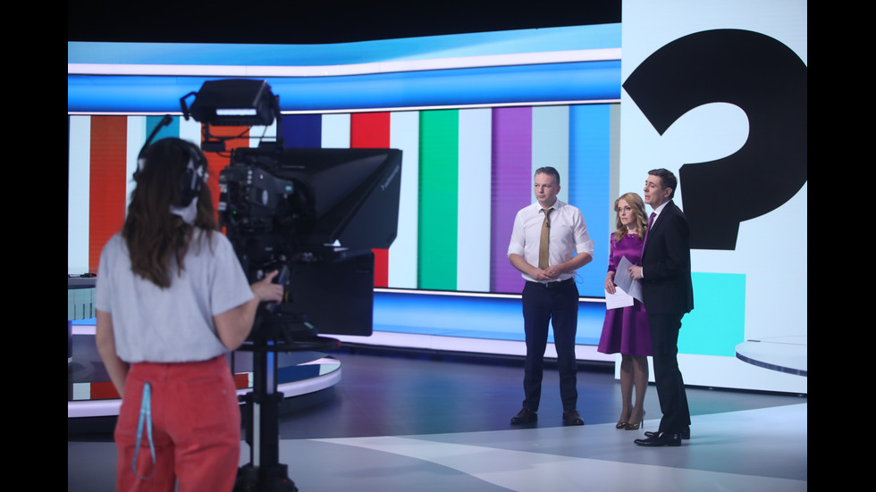 ЗАД КАДЪР: Изборният ден по NOVA В СНИМКИ