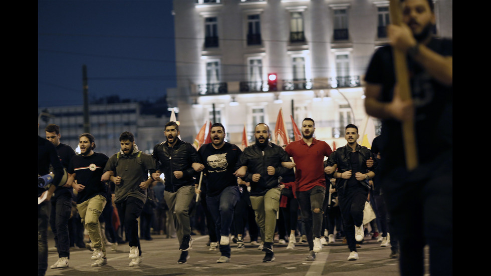 Близо 30 арестувани при безредици в Атина