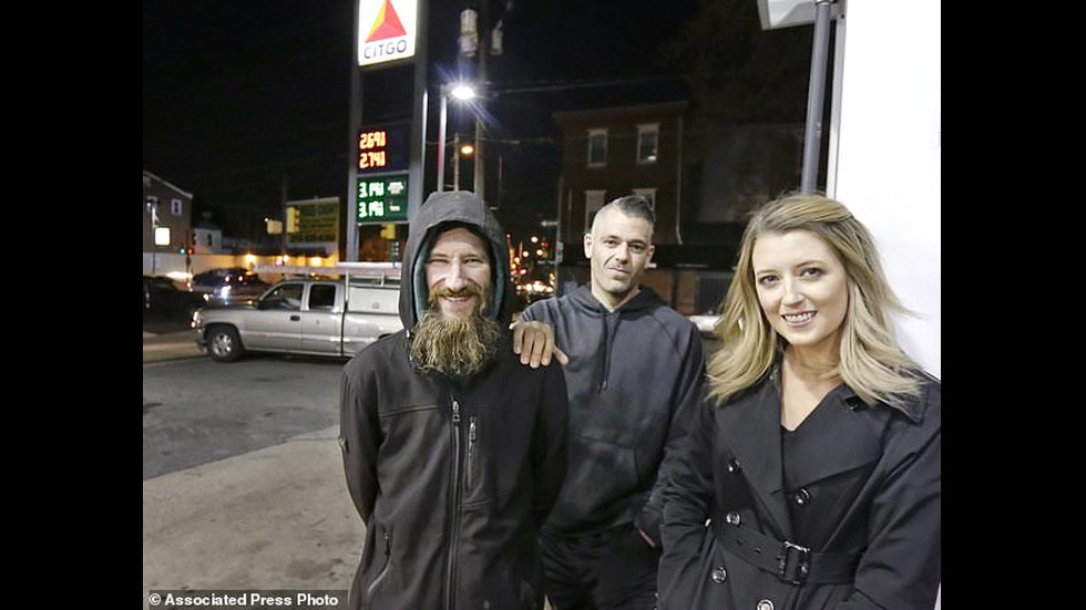Бездомник спаси момиче с последните си пари, тя му се отплати с $400 000