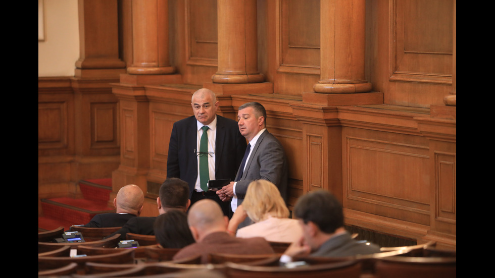 Парламентът обсъжда вота на недоверие към кабинета "Петков"