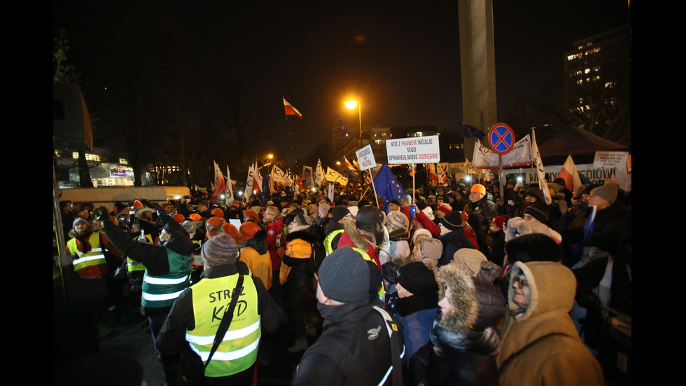 Опозиционни депутати окупираха парламента в Полша