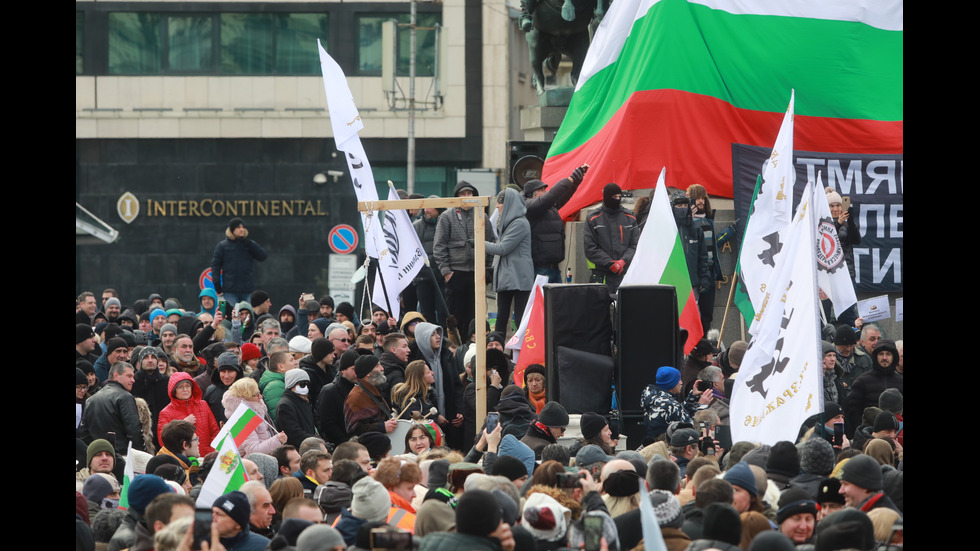 "Възраждане" организира протест срещу зеления сертификат, докараха водно оръдие пред НС