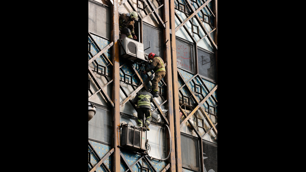 15-етажна сграда рухна и уби десетки пожарникари