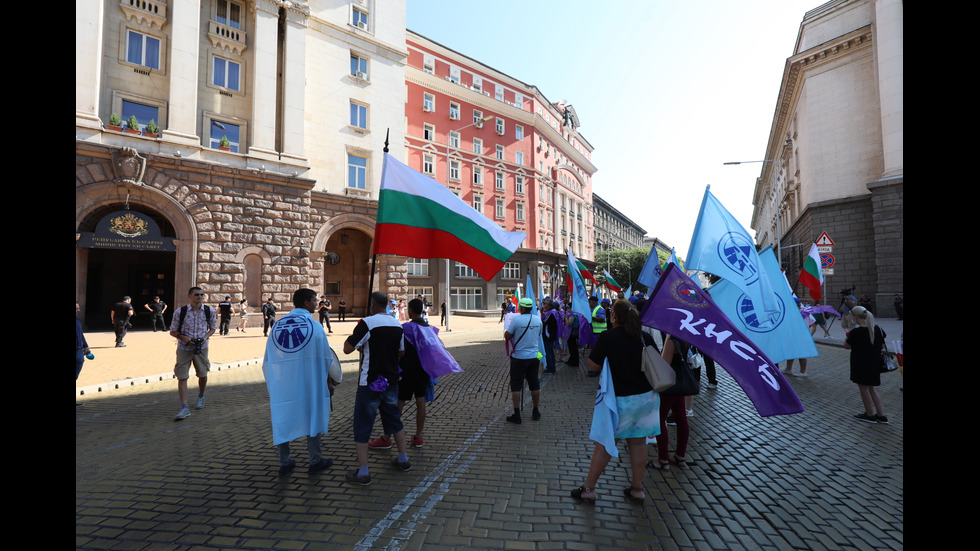 Протест на „Автомагистрали-Черно море“ блокира булеварда пред МС