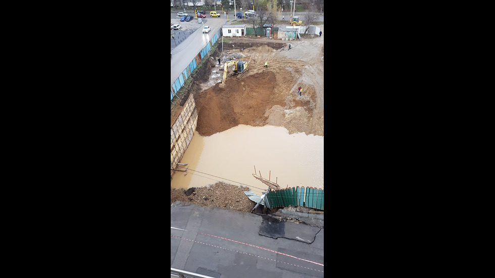 Срути се укрепление на строеж в София