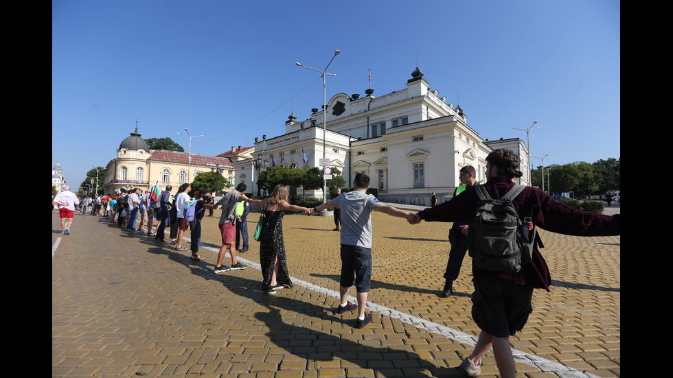 Протестиращи посрещнаха с яйца депутатите пред НС