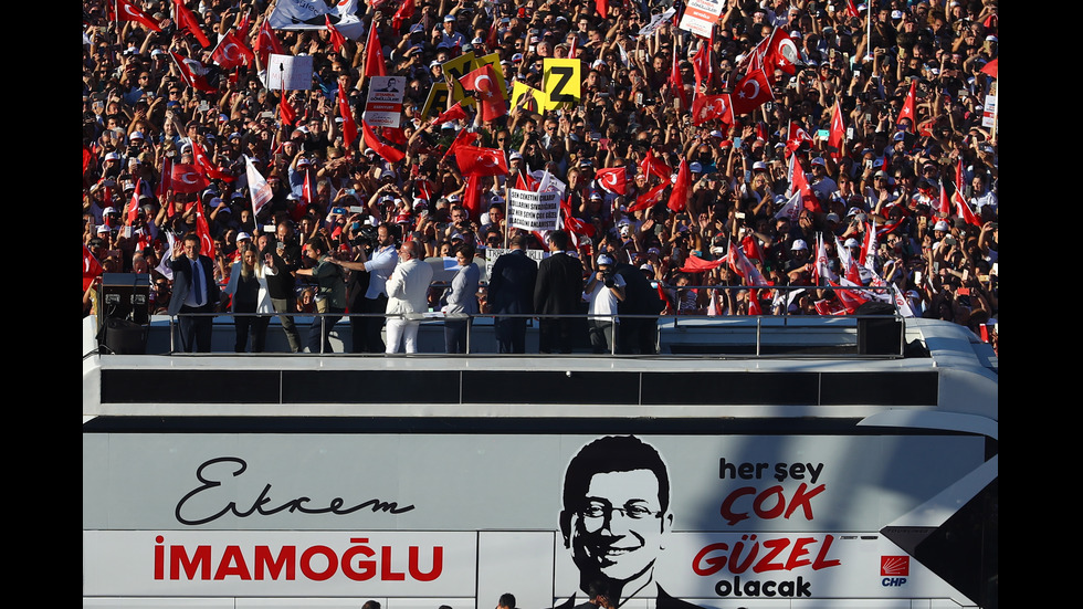 Хиляди на встъпването на длъжност на Екрем Имамоглу като кмет на Истанбул