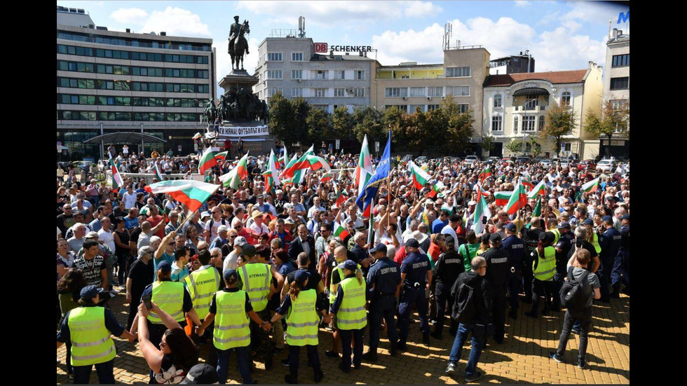 Протест пред парламента