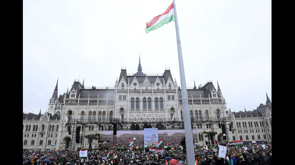 Десетки хиляди унгарци на демонстрация в подкрепа на Орбан