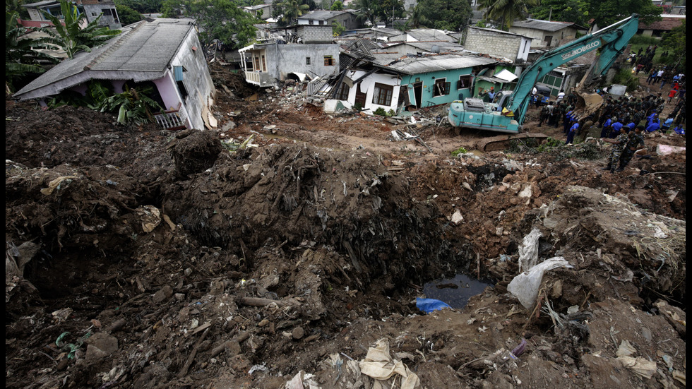 Срутване на огромно сметище край столицата на Шри Ланка взе жертви