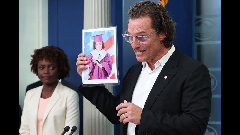 Матю Макконъхи показа в Белия дом обувките на едно от убитите деца в Тексас