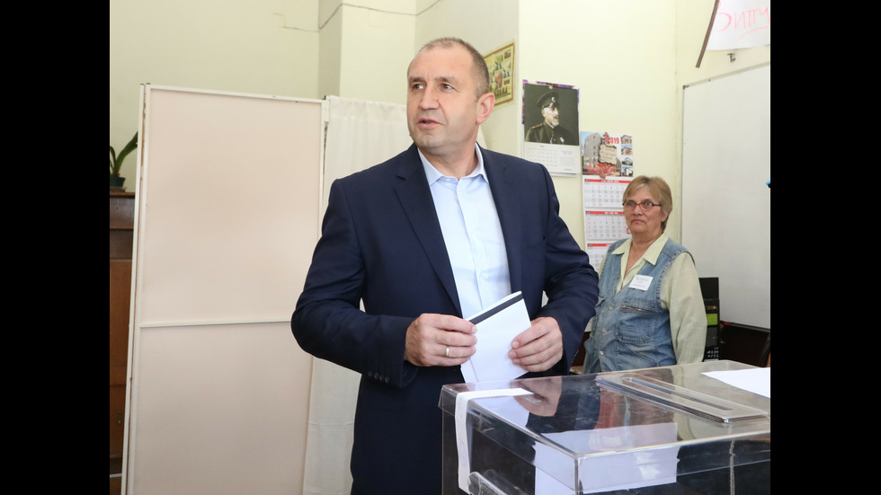 Президентът Радев гласува