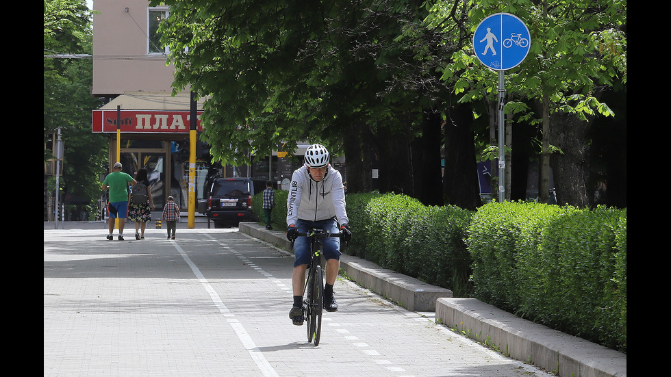 Първи ден без маски на открито