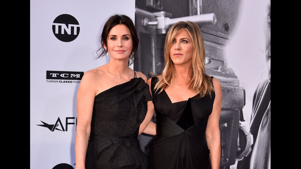 Екранни партньори от сериали, които запазиха приятелството си