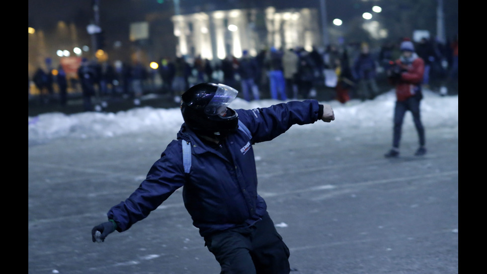ПОРЕДЕН ДЕН ПРОТЕСТИ: Хиляди отново изпълниха улиците на Букурещ