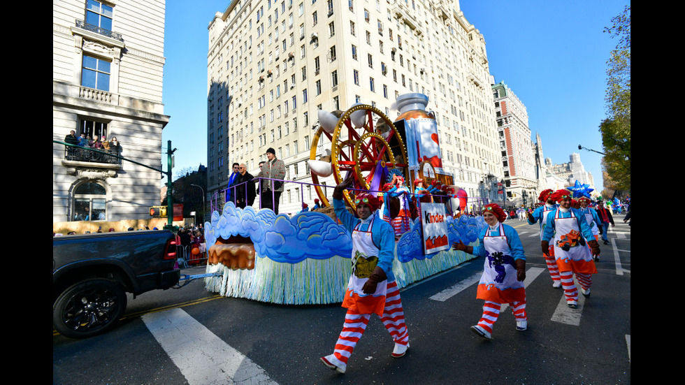 Зрелищен празничен парад по улиците на Манхатън