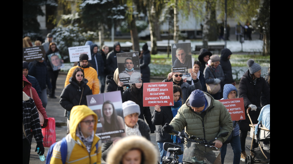 „Стига повече“: Протест в София срещу войната по пътищата