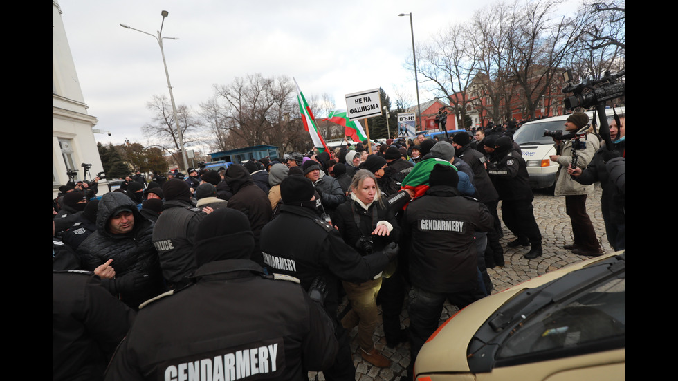 "Възраждане" организира протест срещу зеления сертификат, докараха водно оръдие пред НС