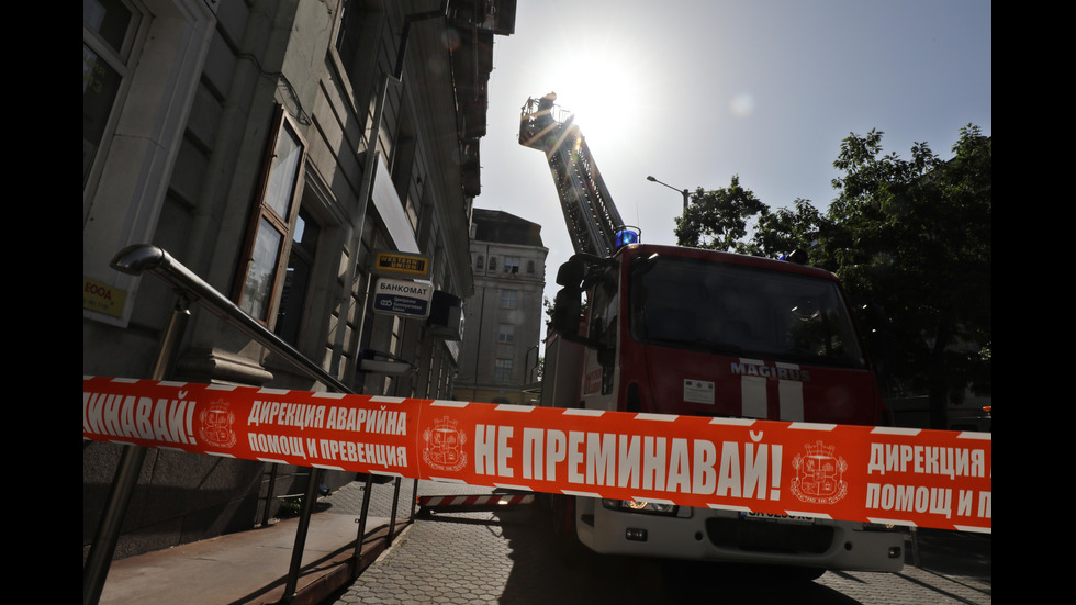 Парчета мазилка паднаха върху тротоар в центъра на София