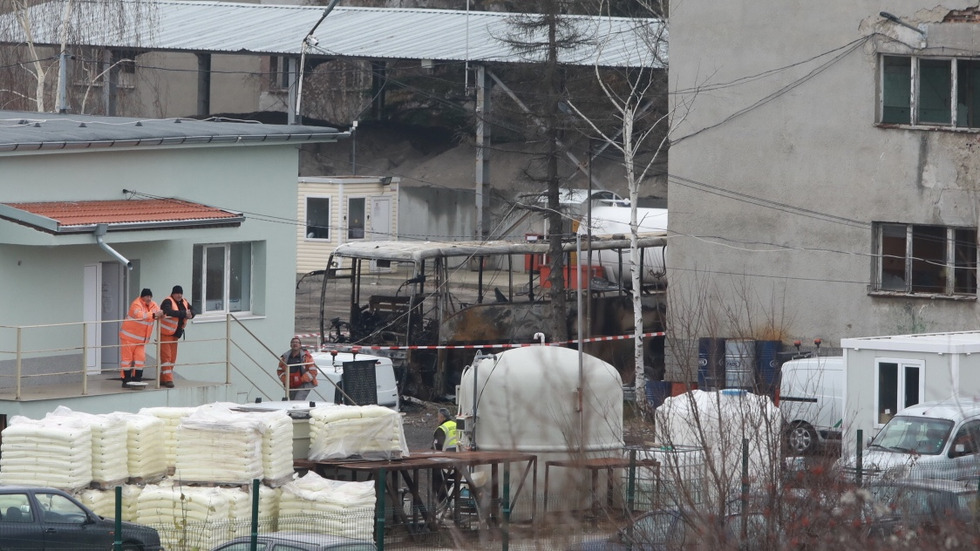 Изгорелият автобус в двора на бивше военно поделение