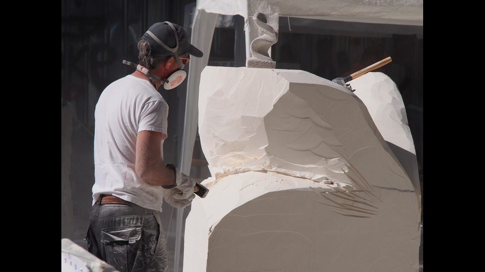 Творци ваят скулптури от камък в Морската градина