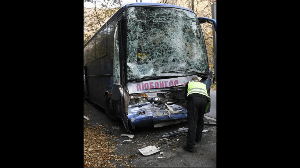 Автобус и циментовоз се удариха край Пасарел, има ранени