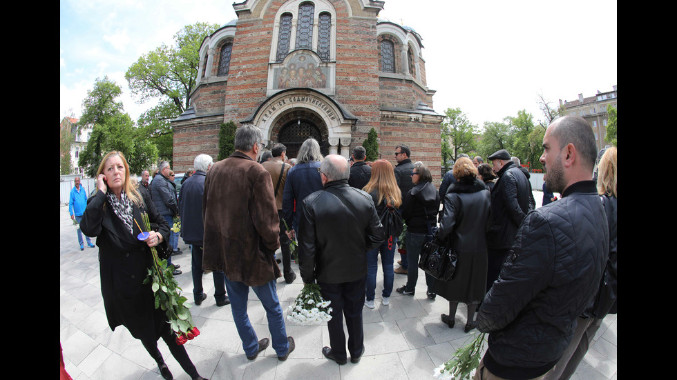 Поклонение пред тленните останки на журналиста Радослав Янкулов в църквата "Свети Седмочисленици"