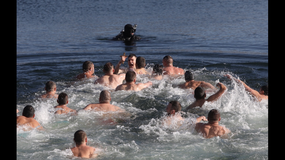 Смелчаци спасяваха Светия кръст във водоеми в цялата страна