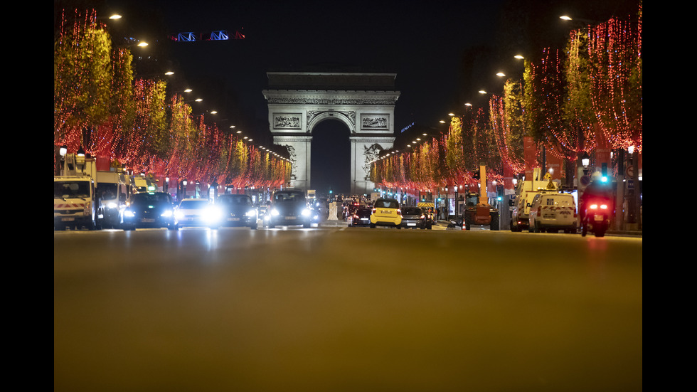 Запалиха коледната украса на „Шанз-Елизе" в Париж