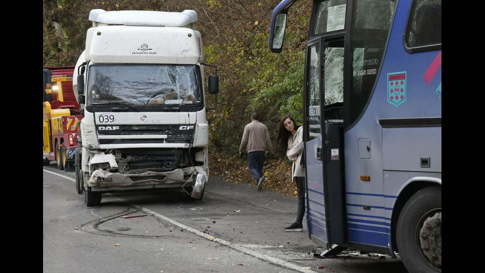 Автобус и циментовоз се удариха край Пасарел, има ранени