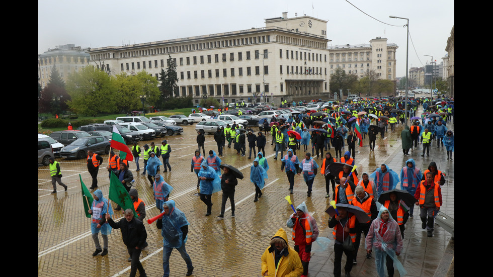 Пътните строители отново на протест, паркираха камиони пред Народното събрание