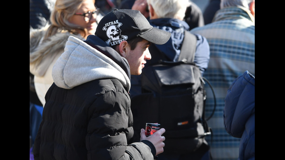 Фенове на „Левски” на протест пред парламента