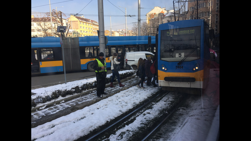 Кола се заби в трамвай в София