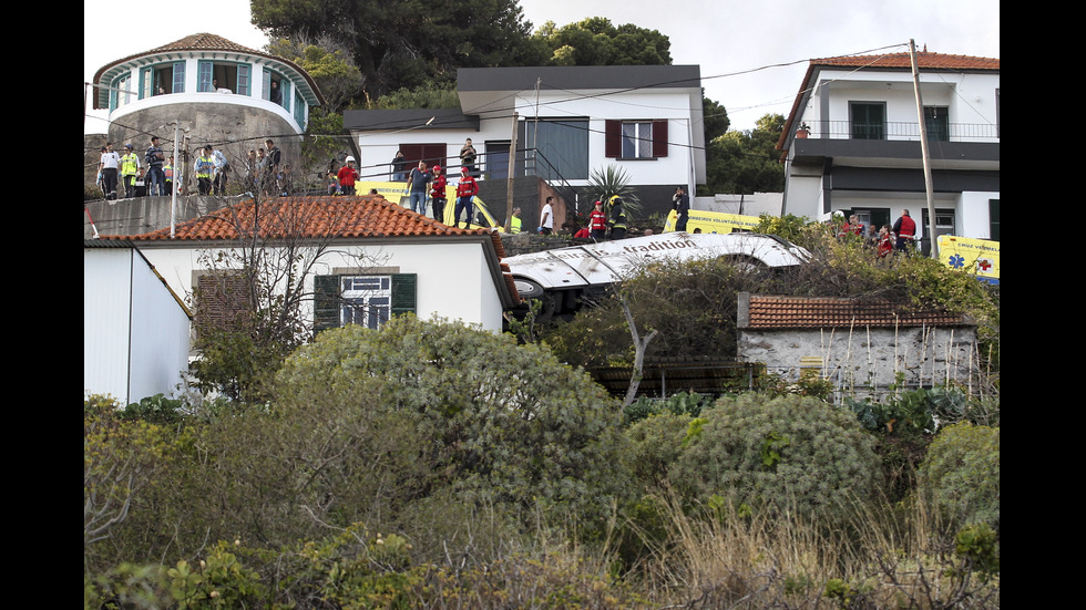 Автобус се обърна на остров Мадейра, 28 души са загинали