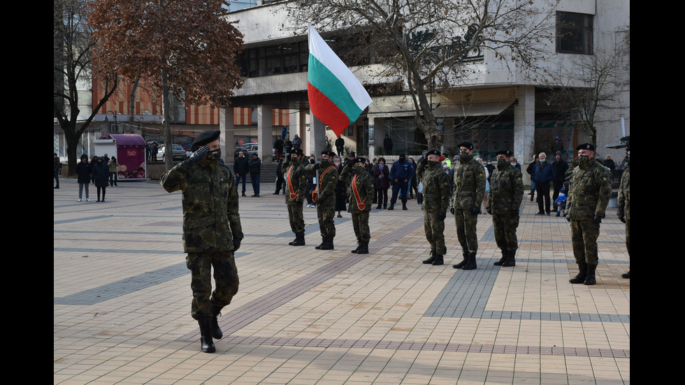 Хиляди спасяваха Богоявленския кръст в цялата страна